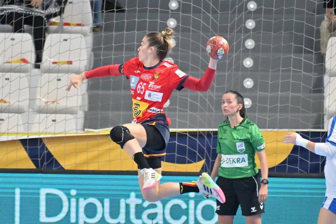 Anne Erauskin, en un partido con la selección española de balonmano.