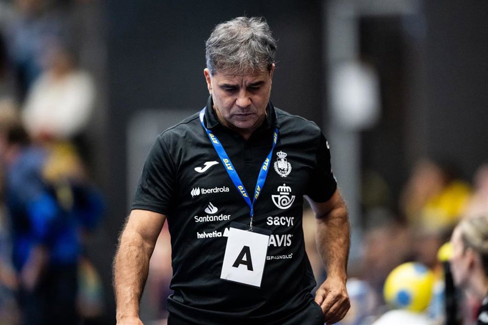 Archivo - Ambros Martín, seleccionador de las 'Guerreras'.