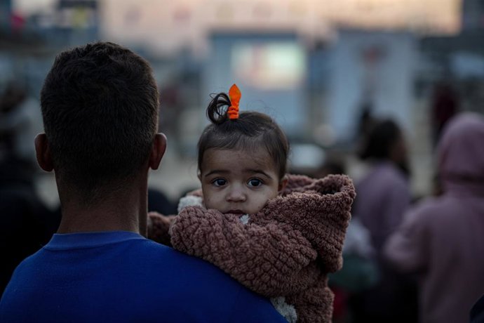 28 de novembro de 2025, Cidade de Gaza, Faixa de Gaza, Território Palestino: Crianças refugiadas assistem a desenhos animados em uma sessão de cinema realizada para elas perto dos escombros de edifícios destruídos e tendas de pessoas deslocadas na Cidade 