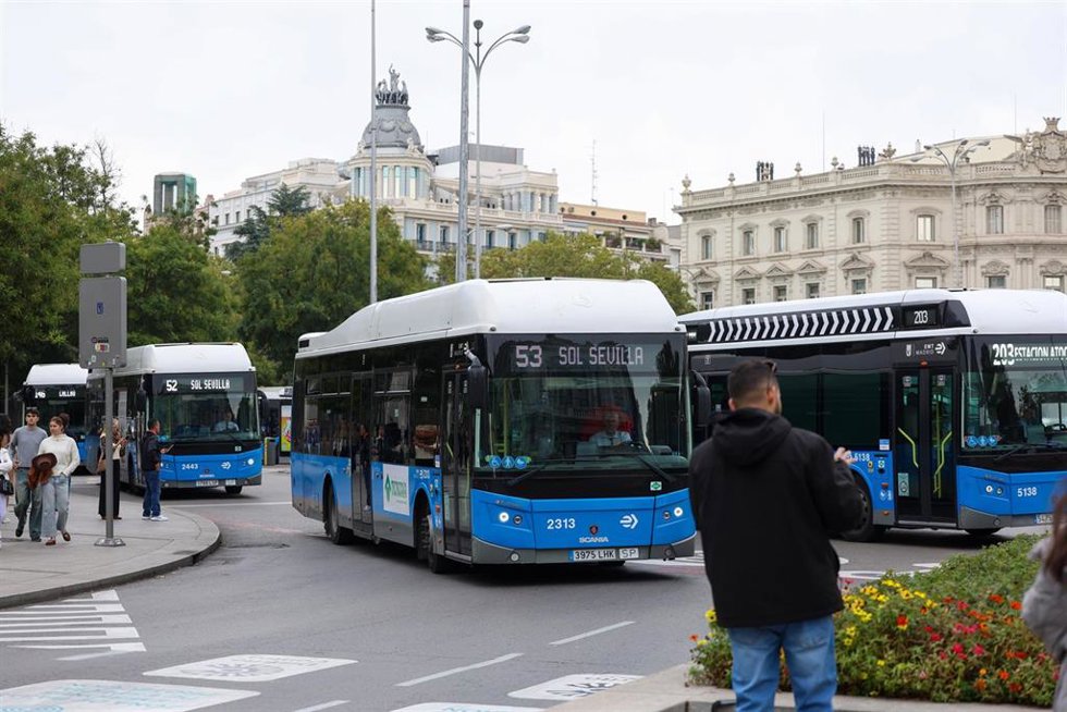 Un autobús de la EMT, a 31 de octubre de 2025, en Madrid (España). 