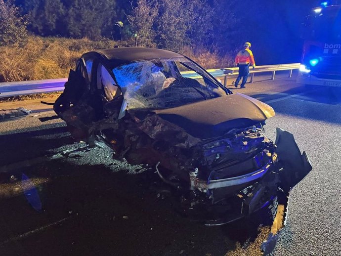 El coche accidentado en Aiguaviva (Girona)