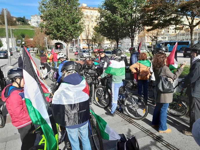 Unas 200 personas participan en la bicicletada solidaria de Santander en solidaridad con Palestina