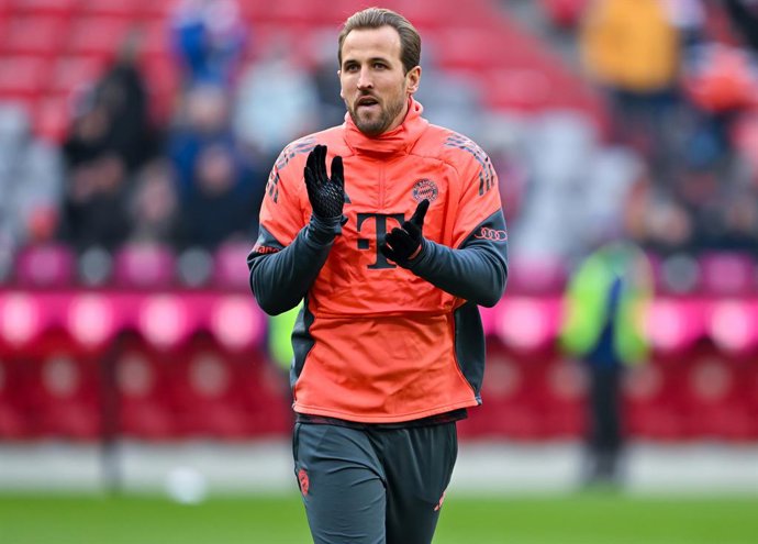 22 November 2025, Bavaria, Munich: Bayern Munich's Harry Kane warms up before the German Bundesliga soccer match between Bayern Munich and SC Freiburg at the Allianz Arena. Photo: Sven Hoppe/dpa - IMPORTANT NOTICE: DFL and DFB regulations prohibit any use