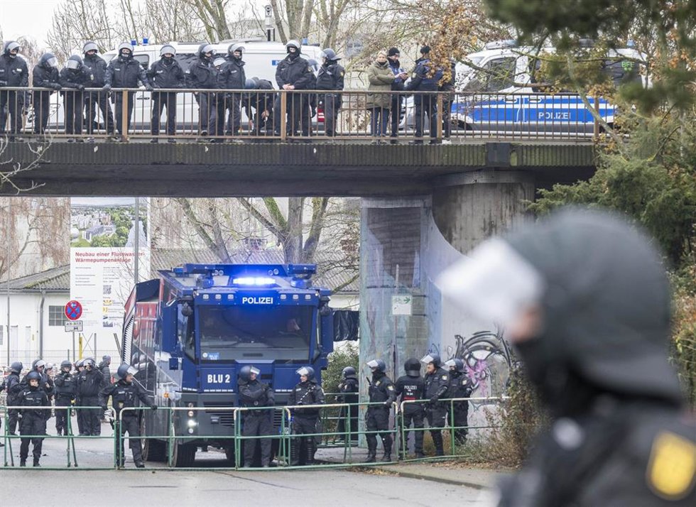 29 November 2025, Hesse, Gieen: Police officers block a street near the founding meeting of the new AfD youth organization. Several thousand demonstrators protested against the founding of a new AfD youth organization on Saturday. Its predecessor, Jung