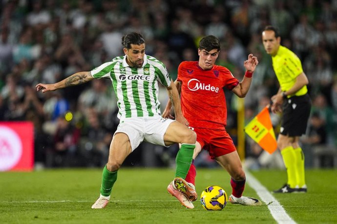 Archivo - Ricardo Rodriguez of Real Betis and Juanlu Sanchez of Sevilla FC in action during the Spanish league, LaLiga EA Sports, football match played between Real Betis and Sevilla FC at Benito Villamarin stadium on March 30, 2025, in Sevilla, Spain.