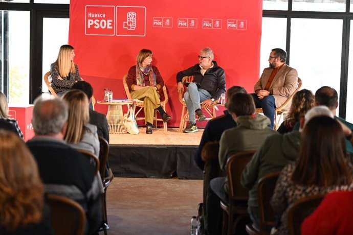 Una de las mesas de debate de las  XIX Jornadas Socialistas  organizadas por la Federación Socialista Altoaragonesa.