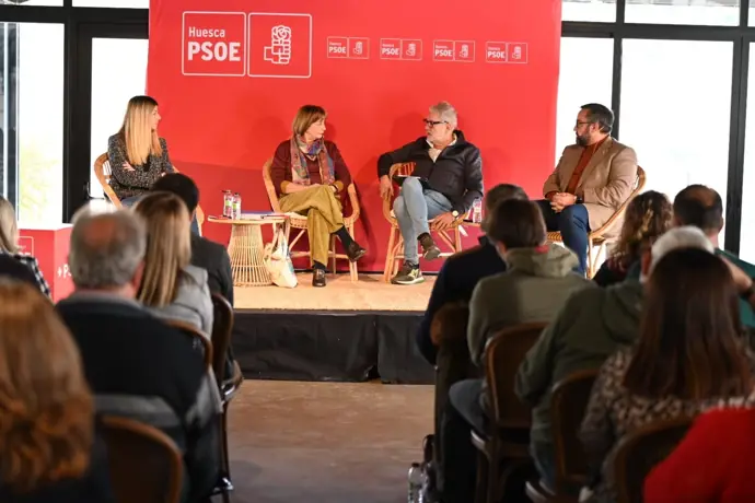 Mesa de debate en las XIX Jornadas Socialistas organizadas por la Federación Socialista Altoaragonesa.