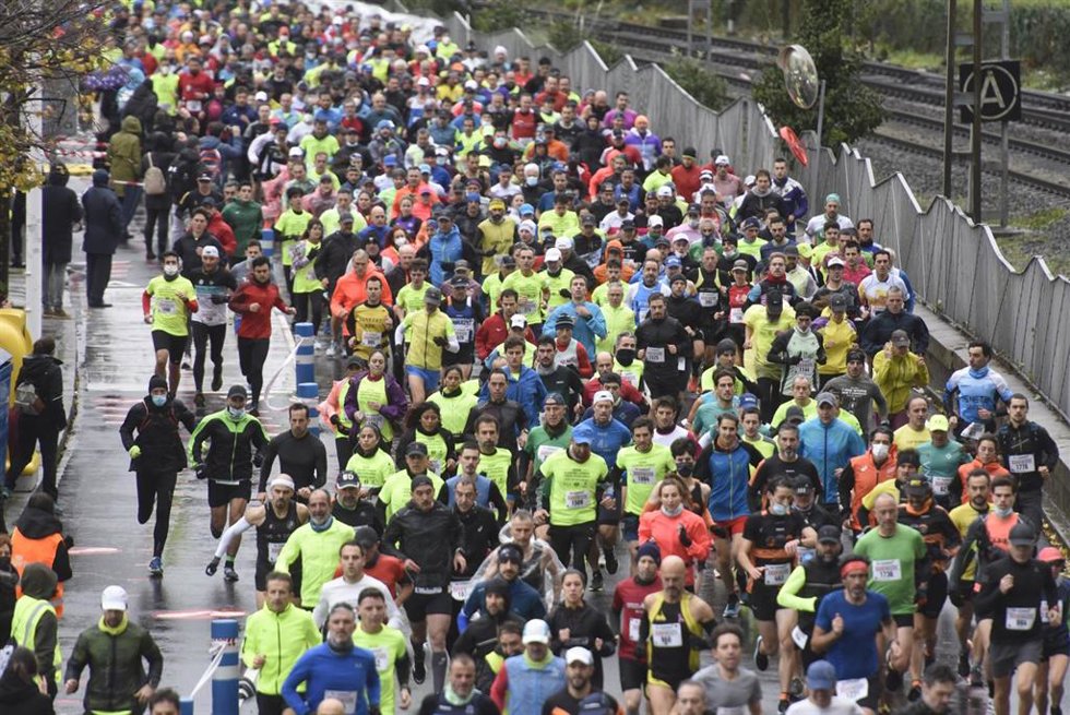 Archivo - Corredores participan en la XXXIII Carrera Desde Santurce a Bilbao