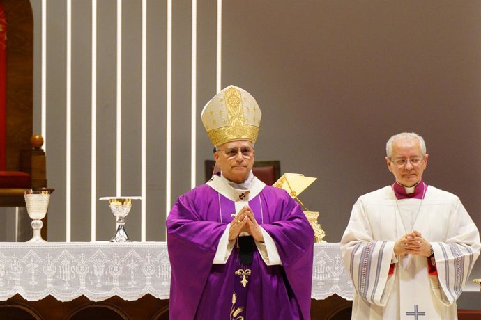 29 November 2025, Turkey, Istanbul: Pope Leo XIV celebrates a Mass at the Volkswagen Arena in Sariyer, during his first apostolic journey. Photo: Tolga Uluturk/ZUMA Press Wire/dpa