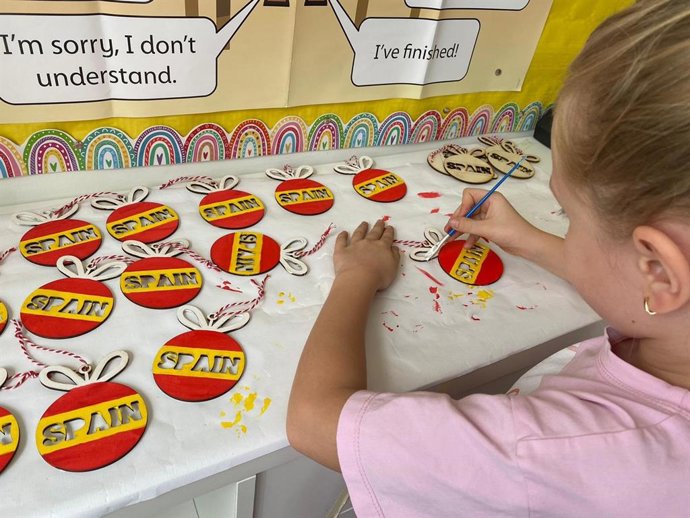 Imagen de un aniña dibujando.