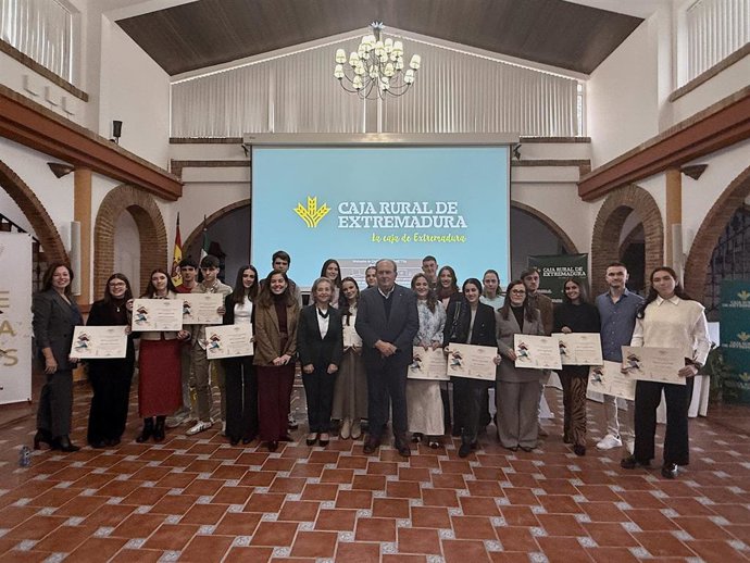 Autoridades y alumnos galardonados con los Premios Espiga Educación de Caja Rural de Extremadura