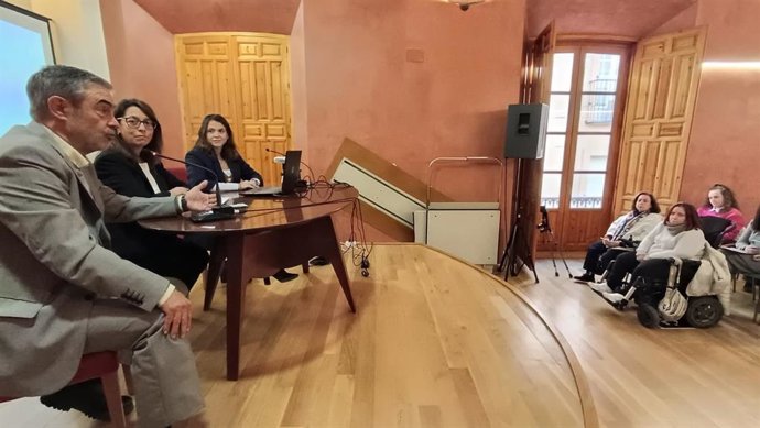 Las concejalas de Urbanismo y Servicios Sociales, África Colomo y Ángeles Díaz de la Torre, respectivamente, se han reunido con las entidades que conforman el Movimiento por la Discapacidad para detallarles el avance del PGOM.