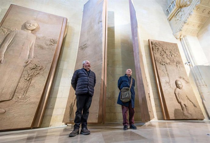 El artista Antonio López (d) durante la presentación de las nuevas puertas de la Catedral de Burgos, a 29 de noviembre de 2025, en Burgos, Castilla León (España)