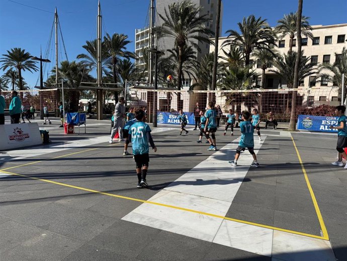 La cantera del club Mintonette entrena en la Plaza de las Velas y anuncia el gran espectáculo del Campeonato de España Cadete de voleibol en diciembre en la provincia de Almería