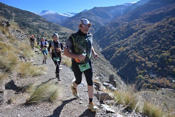 El nuevo recorrido de la modalidad larga, la maratón Paso de los Viajeros Románticos, que este año ha sido más largo y ha implicado un mayor desnivel (2.700 positivos), ha llevado hasta el extremo la esencia de la carrera por montaña.