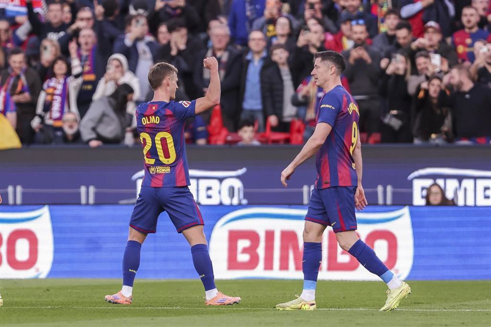 El futbolista del FC Barcelona Dani Olmo celebrando uno de los goles