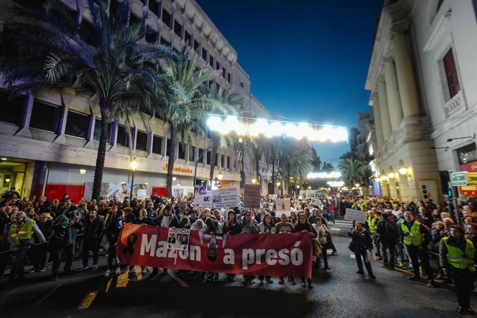 La manifestación 'Mazón a presó' recorre el centro de Valncia