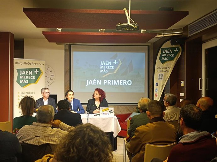 El candidato de Jaén Merece Más (JM+) al Parlamento de Andalucía, Luis García Millán, ha mantenido un encuentro con afiliados y simpatizantes para escuchar personalmente las inquietudes y demandas de la ciudadanía