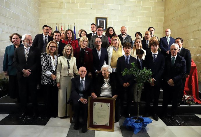 Archivo - Imagen de archivo del Pleno Extraordinario del Ayuntamiento de Jerez de la Frontera (Cádiz) que ha hecho hijo adoptivo a Antonio Gómez, fundador de Madre Coraje.