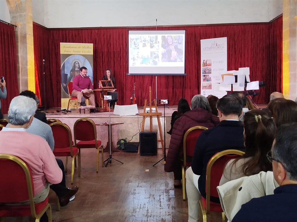 El teniente de alcalde de Cultura y Educación de El Puerto de Santa María presenta el libro Fondos Musicales de la Academia Bellas Artes Santa Cecilia de la musicóloga violinista portuense Ana María Castillero, Anama.