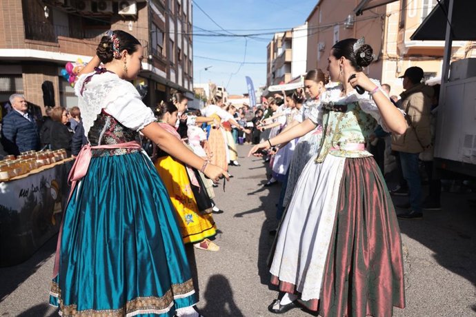 La localidad castellonense de Cabanes ha inaugurado la 517 Fira de Sant Andreu, "uno de los acontecimientos que acerca del sector primario más importantes de la provincia".