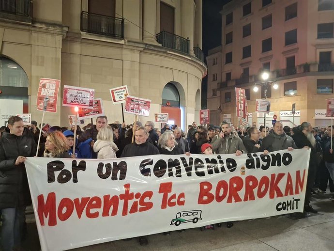 Concentración de trabajadores de las villavesas frente al Palacio de Navarra.