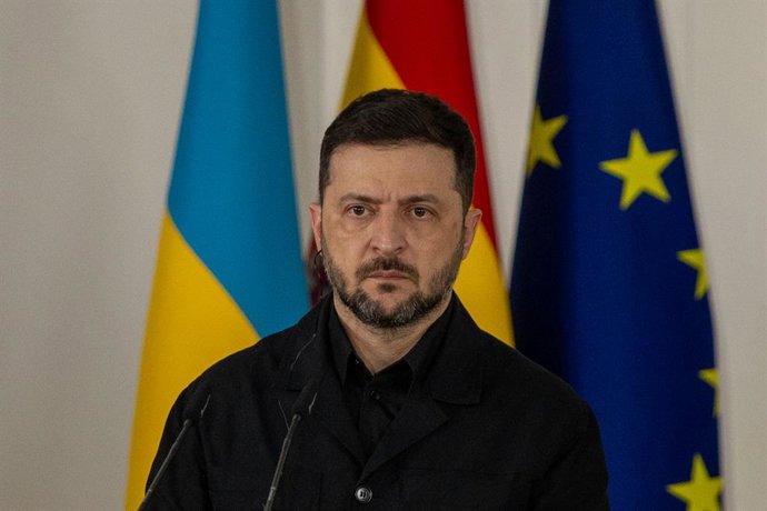 18 de novembro de 2025, Madri, Espanha: O presidente da Ucrânia, Volodymyr Zelensky, fala durante uma coletiva de imprensa no Palácio Moncloa.