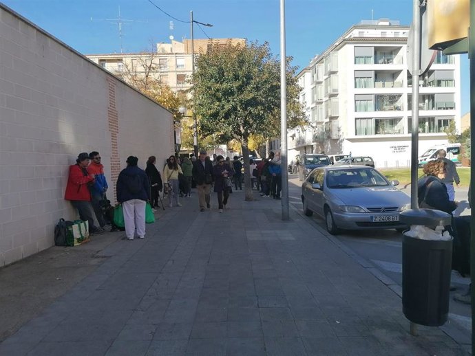 Personas desalojadas en la plaza Santa Clara de Huesca.