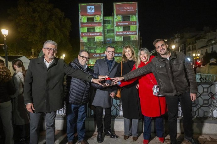 Diferentes representantes de Fundación Caja Rural Granada antes del encendido del videomapping.