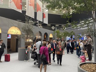 Barcelona abre su pabellón en la FIL de Guadalajara (México) inspirado en las plazas porticadas