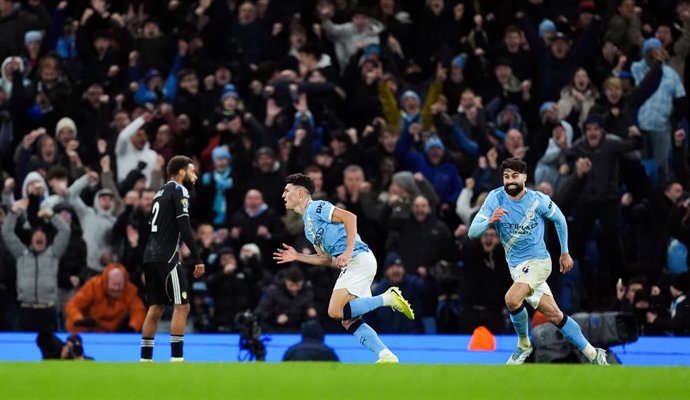 29 November 2025, United Kingdom, Manchester: Manchester City's Phil Foden (L) celebrates scoring his side's third goal during the English Premier League soccer match between Manchester City and Leeds United at Etihad Stadium. Photo: Martin Rickett/PA Wir