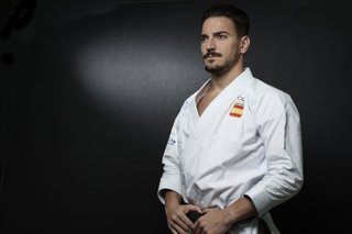 Archivo - El karateca e ingeniero aeronáutico español, Damián Quintero, posa a la cámara de Europa Press, a 1 de diciembre de 2021, en Madrid, (España). Quintero ha sido medalla de plata en los Juegos Olímpicos de Tokio 2020 en la categoría de kata indivi