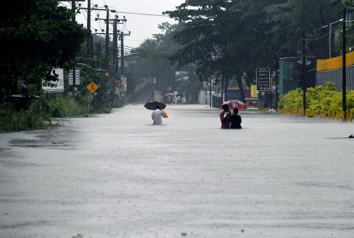 COLOMBO, Nov. 29, 2025  -- People wade through a flooded street after heavy rains in Colombo, Sri Lanka, Nov. 28, 2025. Sri Lanka's Disaster Management Center (DMC) said on Saturday that the death toll from Cyclone Ditwah, which has been affecting the cou