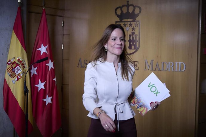 La portavoz de VOX en la Asamblea, Isabel Pérez Moñino-Aranda, tras una rueda de prensa en la Asamblea de Madrid.