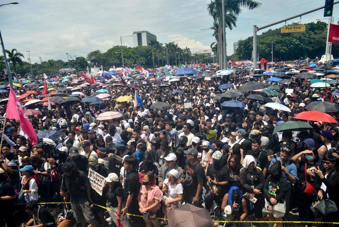 Archivo - 21 September 2025, Philippines, Manila: Thousands of protesters gather in Manila to protest against corruption. Photo: Zedrich Xylak Madrid/ZUMA Press Wire/dpa