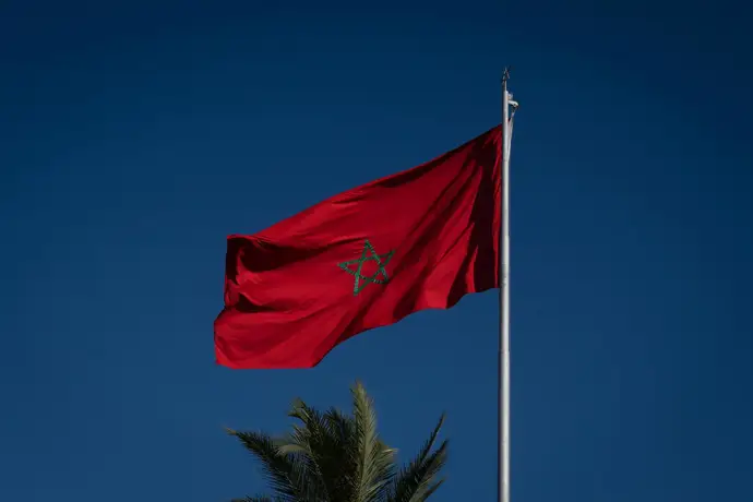 Vista de una bandera de Marruecos