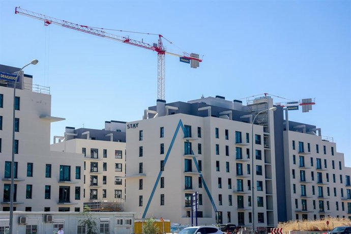 Archivo - Viviendas en construcción en Madrid. 