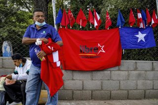 Un vendedor de banderas, en Tegucigalpa, Honduras.