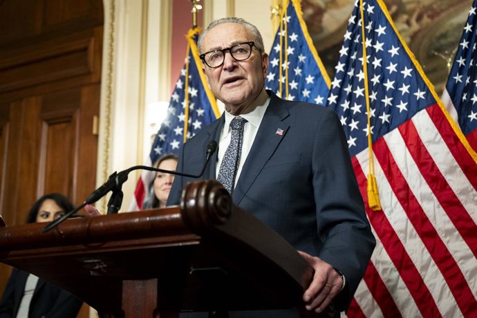 Archivo - Arquivo - 29 de outubro de 2025, Washington, Distrito de Colúmbia, EUA: O líder da minoria no Senado, CHUCK SCHUMER (D-NY), falando em uma coletiva de imprensa no Capitólio dos EUA.