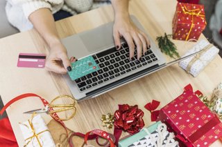 Archivo - Compras navideñas 'online'.