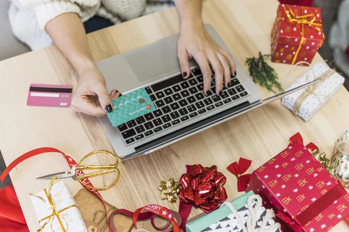 Archivo - Compras navideñas 'online'.