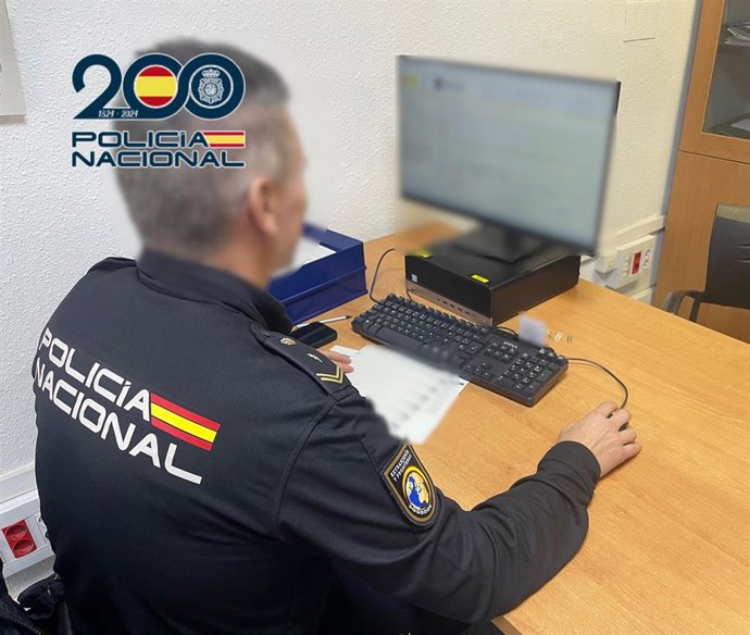 Agente de la Policía Nacional en labores de investigación