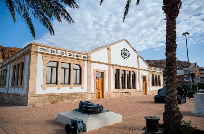 El edificio Varadero del Puerto de Almería.