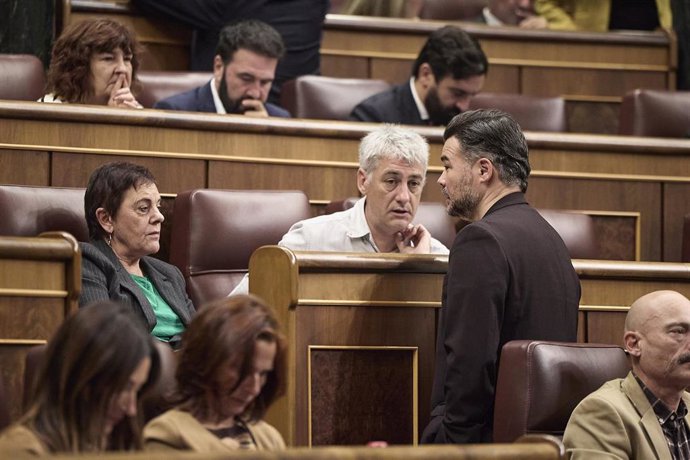 El portavoz de ERC en el Congreso, Gabriel Rufián (d), conversa con la portavoz de EH Bildu en el Congreso, Mertxe Aizpurua, y el diputado Oskar Matute durante una sesión plenaria en el Congreso de los Diputados, a 13 de noviembre de 2025, en Madrid (Espa