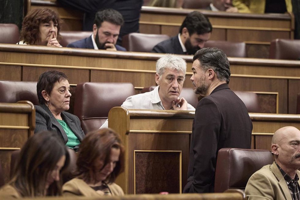 El portavoz de ERC en el Congreso, Gabriel Rufián (d), conversa con la portavoz de EH Bildu en el Congreso, Mertxe Aizpurua, y el diputado Oskar Matute durante una sesión plenaria en el Congreso de los Diputados, a 13 de noviembre de 2025, en Madrid (Es