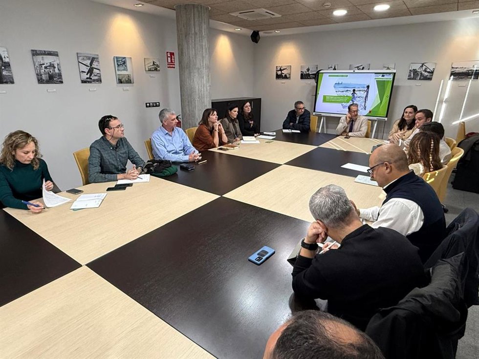 El director general de Ordenación del Territorio y Arquitectura, Javier Rollán, junto al resto de participantes en la reunión del proyecto europeo Coast Craft.