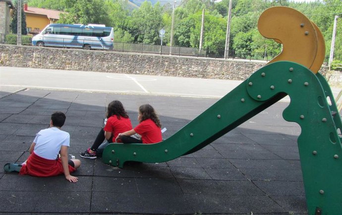 Archivo - NIños jugando en un parque.