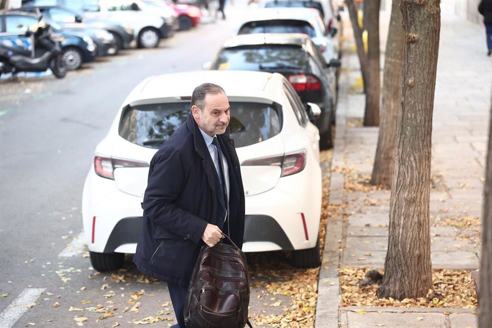 El exministro José Luis Abalos a su llegada al Tribunal Supremo, a 27 de noviembre de 2025, en Madrid (España). El magistrado del Tribunal Supremo, Leopoldo Puente, ha citado al exministro José Luis Ábalos y al exasesor Koldo García a comparecer hoy par