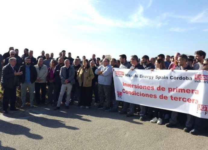 Enrique Santiago (izda.) se dirige a los trabajadores de Hitachi Energy durante una asamblea ante la fábrica en Córdoba.