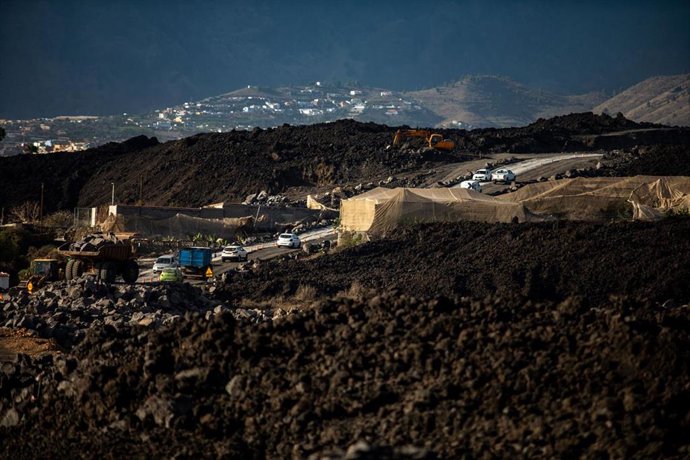 Archivo - Trabajos de reconstrucción en la carretera LP213 que une los barrios de La Laguna y Puerto Naos de Los Llanos de Aridane, a 12 de septiembre de 2022, en La Palma, Santa Cruz de Tenerife, Canarias (España). 
